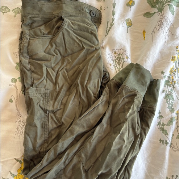 Women’s camo prana climbing pants - Picture 2 of 2